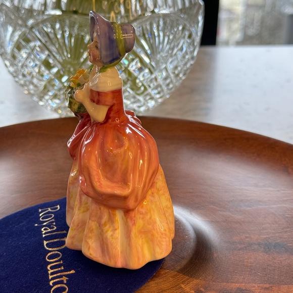 Royal Doulton miniature figurine "Cissie" HN 1809. Young girl with flowers. - Picture 2 of 8